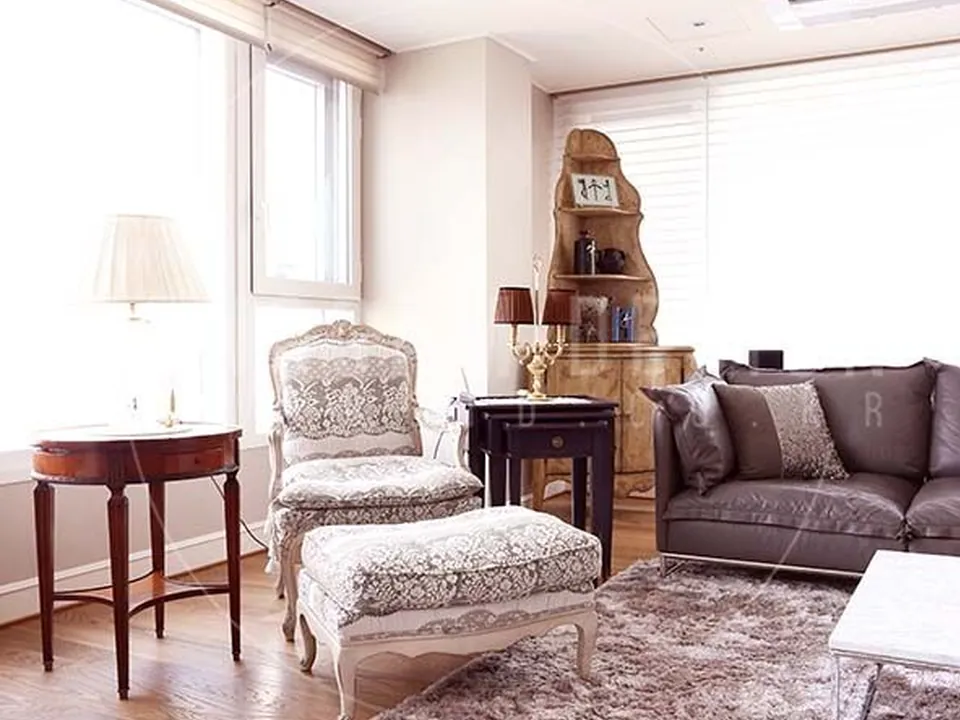 현대아이파크 70평 거실 인테리어 시공 사진 · 아트월·원목·타일 (공감디자인)